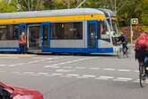 Weil auffälliges Auto über Rot fährt: Tram legt Notbremsung ein, 92-Jähriger stürzt