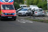 Opel kracht in Opel: 51-Jähriger bei Unfall in Leipzig schwer verletzt