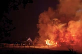 Flammen-Inferno mitten in der Nacht: Heuballen-Brand greift auf Scheune über