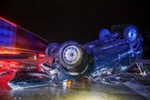 Crash auf A4 Richtung Dresden: Auto überschlägt sich