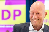 Grinsender Kemmerich freut sich über FDP-Elend: Kurzzeit-MP bald Mitglied in neuer Partei?