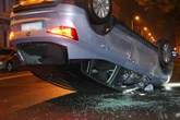 Spektakulärer Crash in Leipzig: Fahrerin stößt gegen geparktes Auto und überschlägt sich