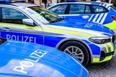 Mit Holzlatte und Pflasterstein: Randalierer attackiert mehrfach die Polizei