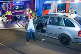 Mysteriöser Unfall in Leipzig: Auto landet in Haltestelle, Fahrer auf den Gleisen - Was war da los?
