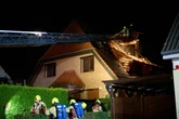 Doppelhaushälfte steht in Flammen: Mensch schwebt in Lebensgefahr