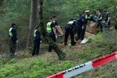 Grusel-Fund im Wald! Fußgänger findet abscheuliches und ruft die Polizei