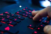 Ex-Polizist kauft Koks im Darknet: Jetzt erhält er die Strafe