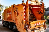 Schrecklicher Arbeitsunfall in Sachsen: Junger Mann wird in Müllauto gezogen