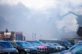Flammen und dichter Rauch: Werkstatt brennt