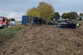 Lkw-Fahrer schläft auf A2 ein und kracht durch Leitplanke: Zwei Insassen verletzt