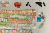 Drogen, Waffen, Bargeld: Polizei räumt Köln-Kalk auf