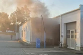Werkstattbrand im Vogtland - Mercedes brennt ab