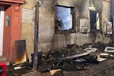 Sperrmüll vorm Haus abgefackelt: Flammen vernichten Lokal und alle Wohnungen darüber