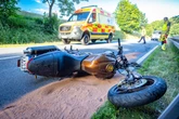 Motorradfahrer kommt bei Doppel-Überholmanöver von Straße ab und stürzt Abhang hinab