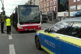 Verkehrsrowdy zwingt Bus zu Vollbremsung: Mehrere Verletzte!