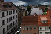 Lebensgefährte droht offenbar mit Waffe: Frau und Tochter vom Dach in Altstadt gerettet