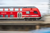 Scheibe eines fahrenden Zugs eingeworfen: Polizei sucht Zeugen