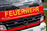 Brandstiftung? Feuerwehr eilt zu brennendem Auto nach Kreuzberg