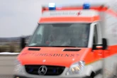 Junger Fußgänger von Auto erfasst: Straße am Elbepark nach schwerem Unfall gesperrt