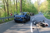 Biker donnert mit seiner Honda in Ford und fliegt übers Autodach auf die Straße