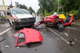 VW Transporter und Nissan krachen zusammen: Fahrerin muss aus Auto befreit werden