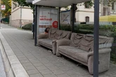 Was machen diese Spermüll-Sofas an der Haltestelle?