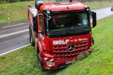 Unfall im Erzgebirge: Lkw kracht gegen Böschung