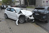 Plötzlich außer Kontrolle: Autofahrer kracht in mehrere Fahrzeuge