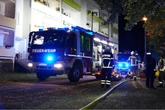 Kellerbrand in Wohnblock: Plötzlich tritt aus mehreren Hauseingängen Rauch aus