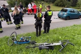 Radfahrer prallen auf parkendes Auto: Rettungshubschrauber im Einsatz