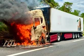 Flammen lodern aus Führerhaus: Lkw fängt mitten auf Autobahn Feuer