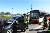 Unfall mit mehreren Fahrzeugen: Linienbus kracht ungebremst in Stauende