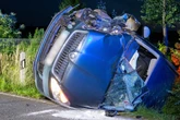 Unfall im Erzgebirge: Auto knallt gegen Baum und landet im Graben