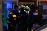 Mann verschanzt sich vor SEK in Wohnung, dann springt er aus dem Fenster