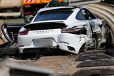Porsche 911 kracht auf A66 in Brückengeländer: Fahrer schwer verletzt!