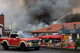 Riesige Rauchsäule, umliegende Gebäude geräumt: Feuerwehr-Großeinsatz an Baumarkt