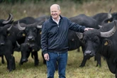 Büffel statt Büro: Ex-Kanzler Scholz geht auf Tuchfühlung