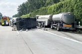 A27 voll gesperrt: Lkw und Wohnwagen kollidieren