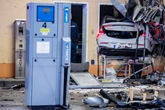 Kurioser Crash: Mercedes rast über Tankstelle und kracht in Verkaufsraum