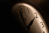 Zeitumstellung verstellt innere Uhr: Forscher verrät, wie man sie wieder synchronisiert