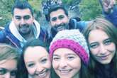 Freunde machen Gruppenfoto im Wald: Unauffälliges Detail lässt alle erschaudern!