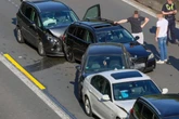 Massencrash auf der A46: Mehrere Verletzte, sechs Autos beteiligt