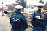 Zoff bei Zug-Kontrolle: Kinder und Schaffner mit Messer bedroht, Passagiere fliehen