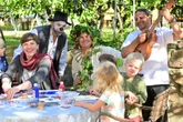Radebeul plant Doppelsause: Akrobaten und Spielleute machen zum Weinfest Theater