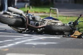 Schlimmer Unfall in Köln: Junger Motorradfahrer von VW erfasst - Lebensgefahr