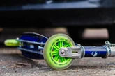 Neunjährige auf Roller prallt mit Auto zusammen: Polizei sucht geflüchtete Fahrerin