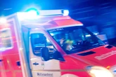 Fußgänger tritt plötzlich auf die Straße: Mercedes-Fahrer kann nicht mehr bremsen
