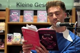 Lesung von Polizeistreife bewacht: Autor vor Heimat-Publikum "aufgeregter als vor Heidi Klum"