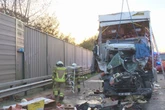 Lkw-Führerhaus bei Crash komplett zerstört: Fahrer stirbt