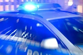 Total besoffener BMW-Fahrer kracht gegen mehrere Häuser: Zwei Personen schwer verletzt